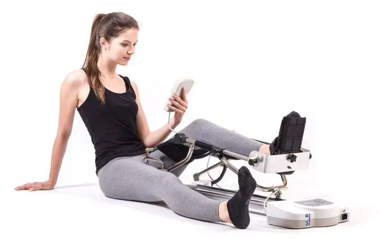 Pacjent korzystający z szyny CPM podczas rehabilitacji po operacji kolana.