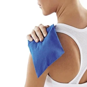 Osoba używająca tradycyjnego okładu z lodu na ramieniu