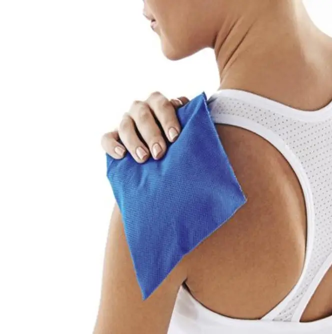 Osoba używająca tradycyjnego okładu z lodu na ramieniu