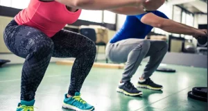 Ćwiczenia wzmacniające kolano – osoby wykonujące przysiady w celu poprawy stabilności i siły kolan.