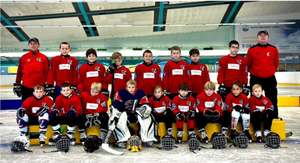 Drużyna hokejowa LHT Lublin na lodowisku Icemania podczas treningu.