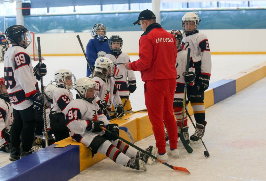 Drużyna hokejowa LHT Lublin na lodowisku Icemania podczas treningu.