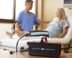 Urządzenie Game Ready stosowane w terapii pourazowej u pacjentki w szpitalnym łóżku.