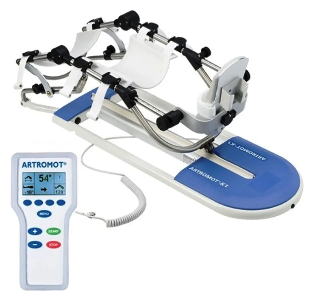 Szyna CPM Artromot K1 – skuteczna rehabilitacja kolana. Szyna CPM Artromot K1 z pilotem sterującym.