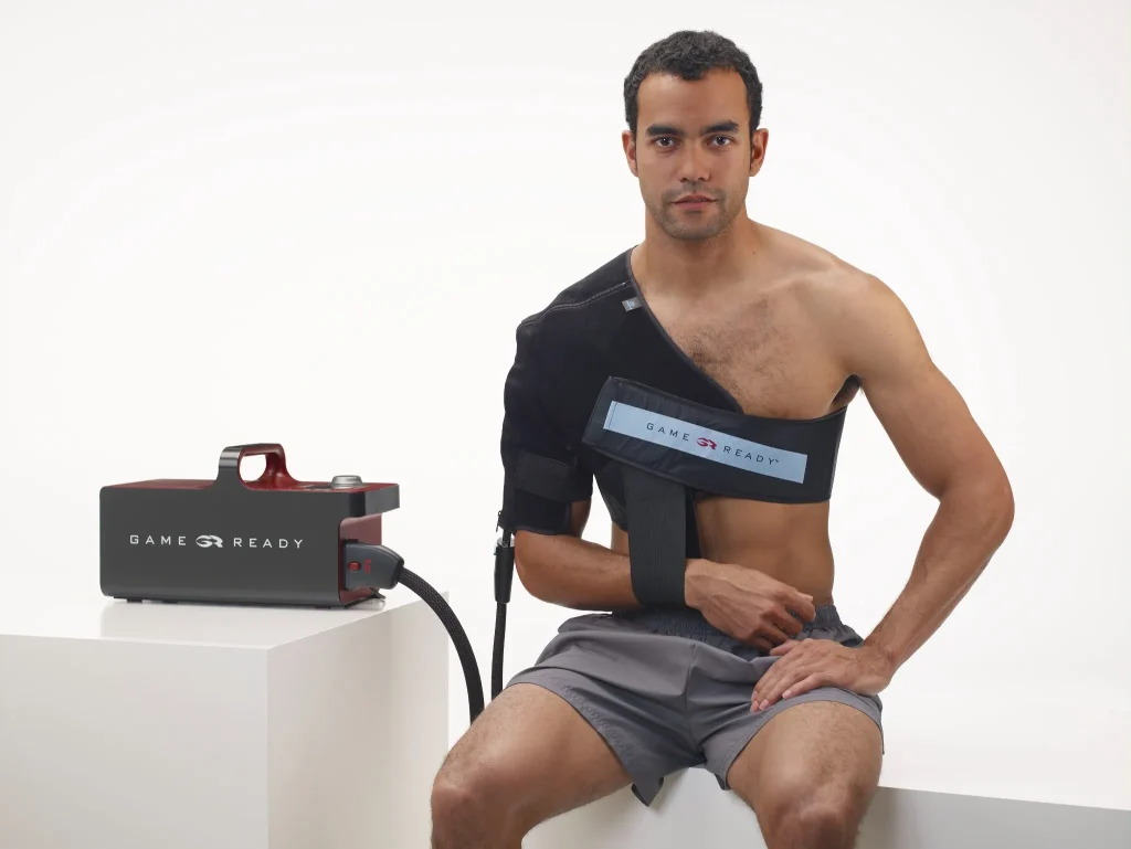 Game Ready G2 PRO wynajem – mężczyzna korzystający z terapii kriokompresem na bark.