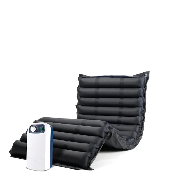 Materac przeciwodleżynowy Vermeiren MAT-X3 z pompą – widok złożonego materaca i urządzenia
