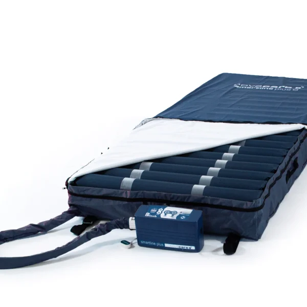 Materac przeciwodleżynowy SmartLine Plus 8 NOVACARE z widoczną budową komorową oraz pompą sterującą.