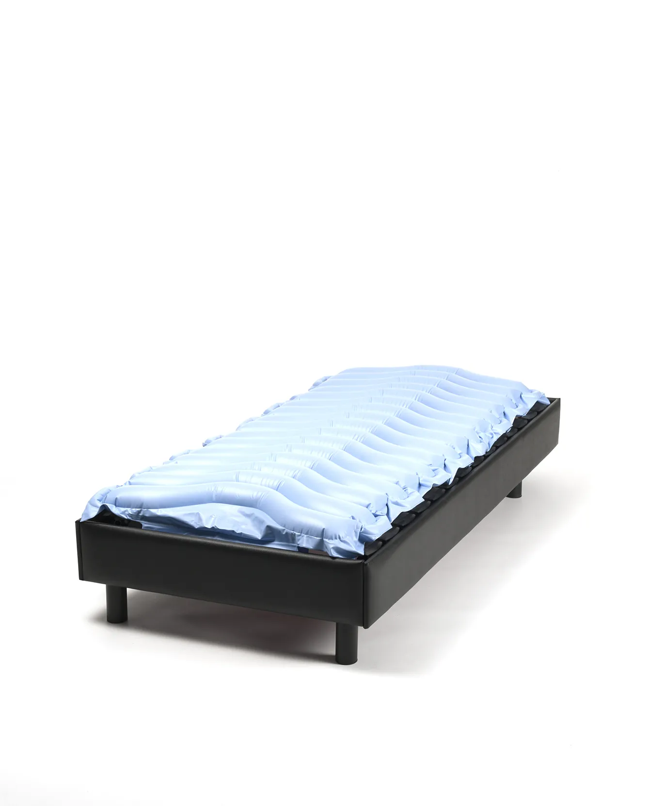 Materac przeciwodleżynowy Vermeiren MAT-X2 na łóżku