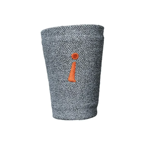 Szara opaska Incrediwear na nadgarstek z widocznym logo producenta