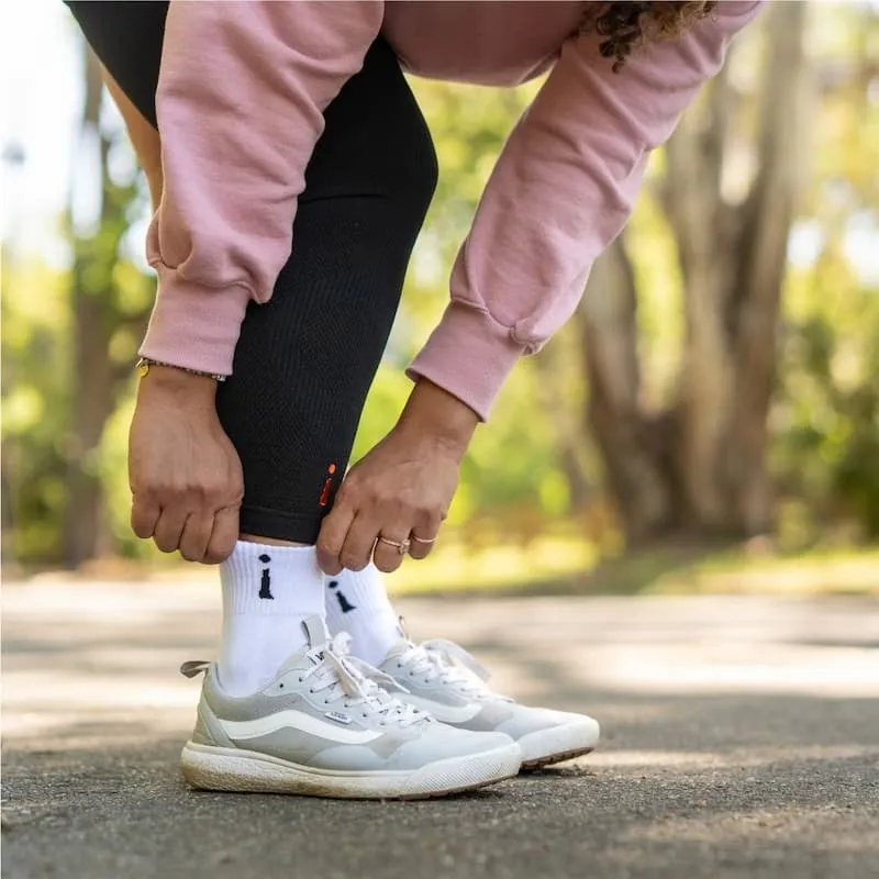 Skarpetki treningowe Incrediwear zakładane przez kobietę na zewnątrz